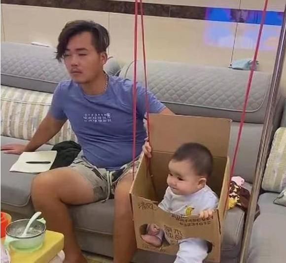 陪伴|宝爸给孩子做“简易秋千”，儿子玩得超开心，宝妈回家后却气坏了