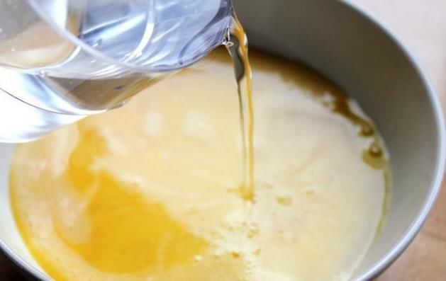 蒸鸡蛋羹，加水直接蒸就错了！牢记4要点，光滑如镜，鲜嫩无蜂窝