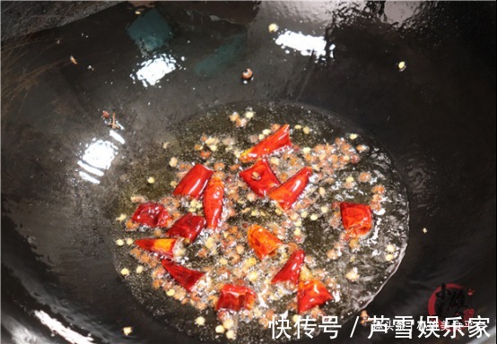 炒土豆丝|才知道，炒土豆丝先用水冲就错了，教你饭店的诀窍，脆嫩不粘锅