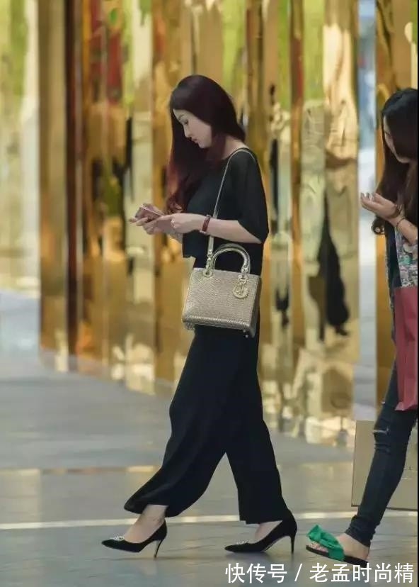 一身黑色|街拍: 逛商场的性感长发美少妇, 一身黑色阔腿裤, 贵妇气质倍增!