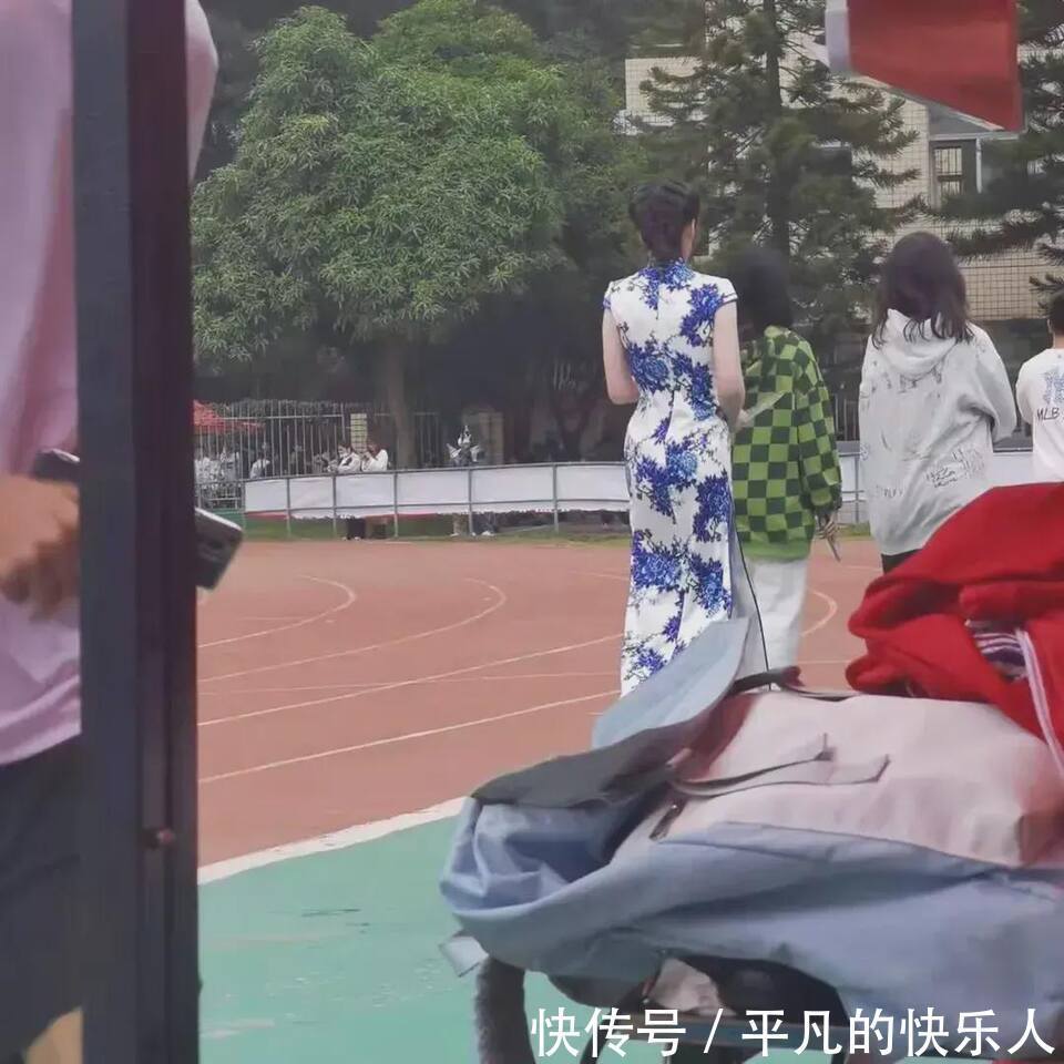 |今日段子：竟然还有人反向烤火？难道不怕烧到屁股吗？