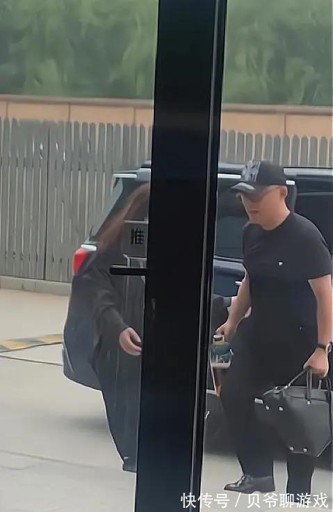 快樂家族全員停工?何炅新節(jié)目被替換,他再也保護不了謝娜