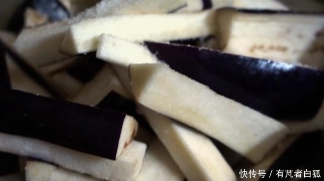 炒茄子,不要切好直接下锅,不入味还吸油教你大厨做法,太香了