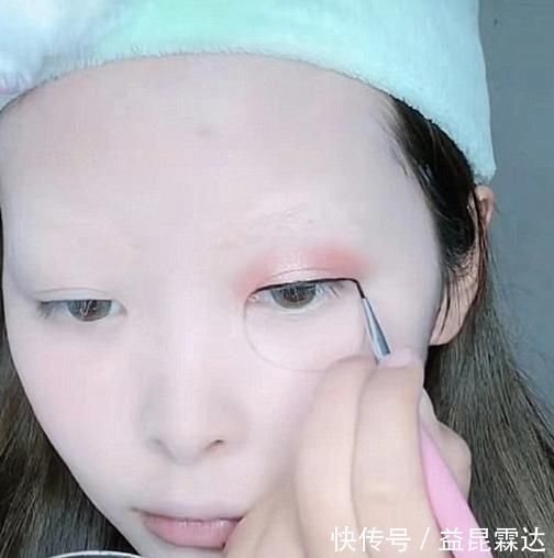 小可爱|小姐姐仿妆“贝蒂”,开头别毁我小可爱,看到成品怎么做到的