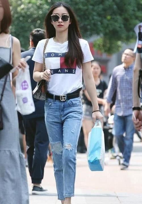 性感 紧身牛仔裤小姐姐,随便搭配,都能轻松打造出性感迷人的身材