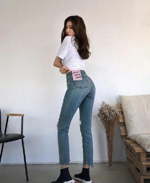 紧身裤 女神穿搭:小姐姐爱穿紧身牛仔裤,散发迷人气质!