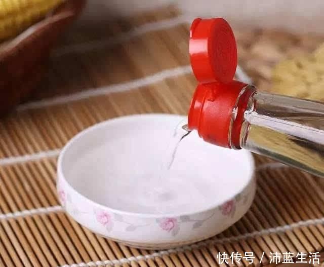 杀菌|玻璃胶用久会“变黑”保洁阿姨的“小妙招”,立马洁净还杀菌