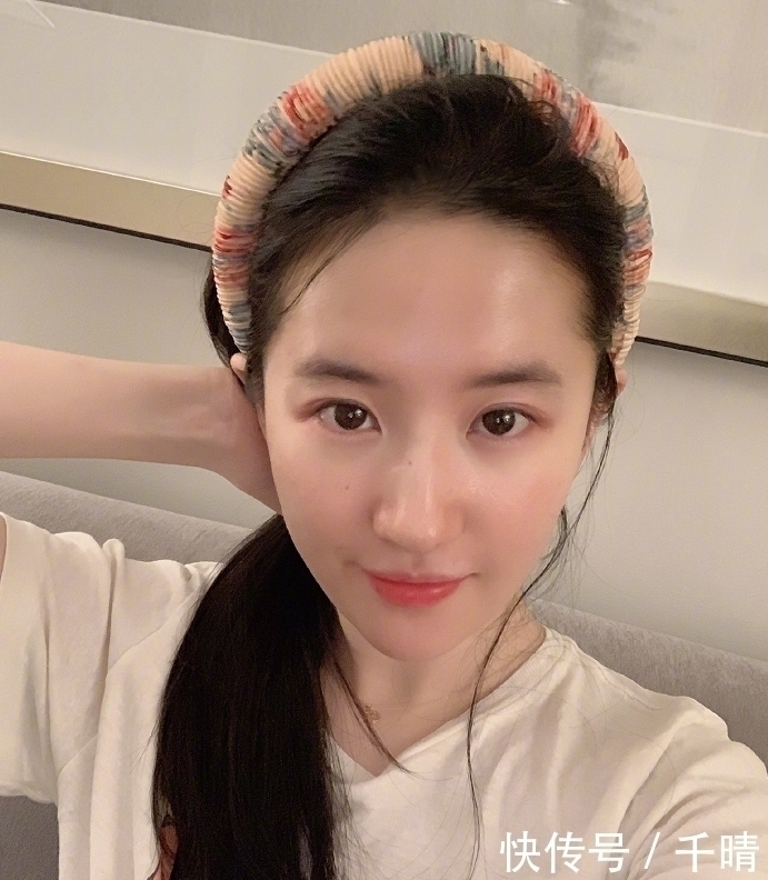 刘亦菲|天生“带妆脸”的女生,多半都有4个特征,素颜状态照样美!