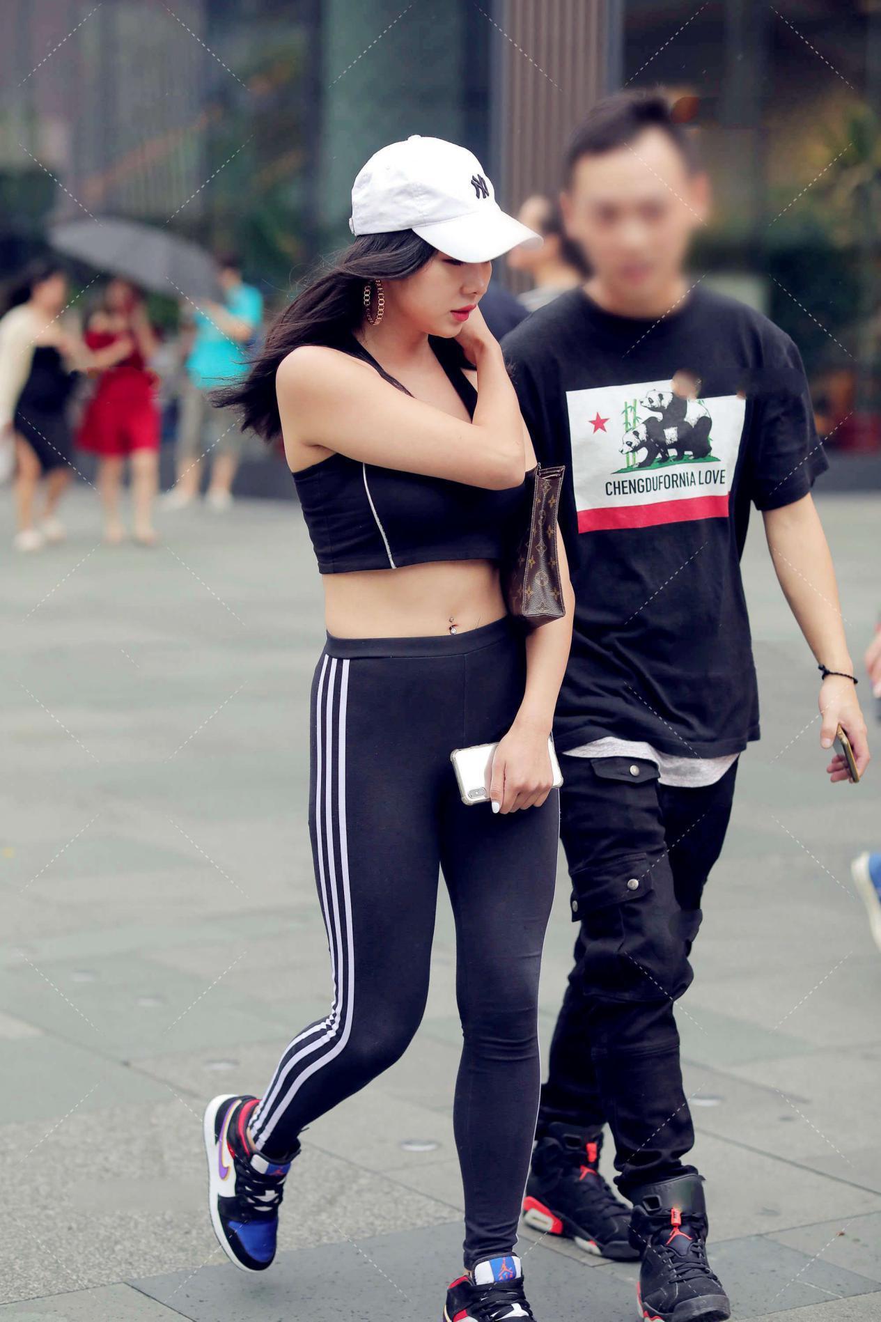 黑色运动套装, 搭配白色鸭舌帽, 打造不一样的时尚感