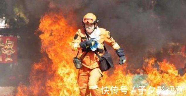 周冬雨黃子韜錄綜藝體驗(yàn)消防員,17秒穿越火堆,眉毛瞬間被燒焦