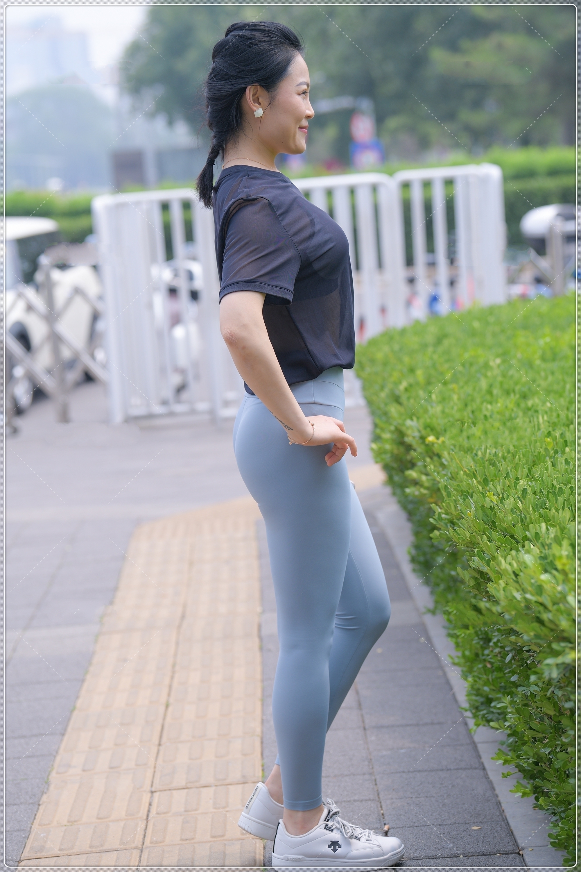 小白鞋 黑色透明清爽上衣，搭配运动套装，显白显年轻