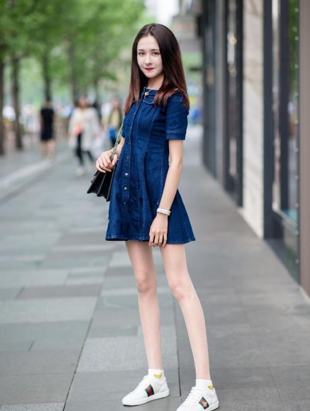 温柔|姐姐一身粉色的装扮，给人温柔恬静的感觉，展露年轻熟女的柔情