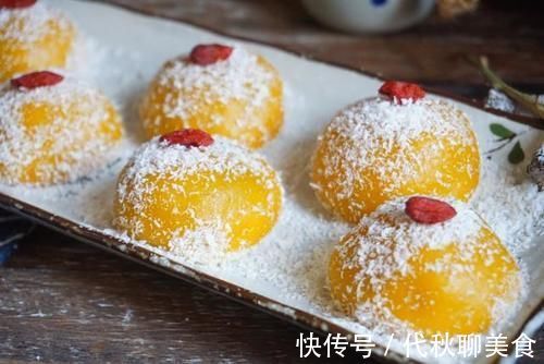 老人孩子都爱吃的南瓜糯米糍，做法很简单，香甜软糯不粘牙