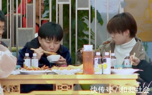孔雪儿陪王晨艺吃烤肉，看清她夹的啥？网友：这才是自律的表现