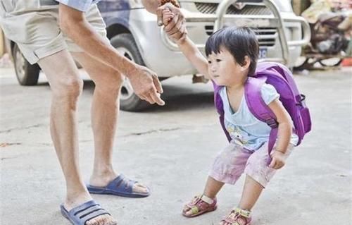 父母|“最嫩外婆”走红,产房外抱外孙,网友:宝妈刚出产房就走了