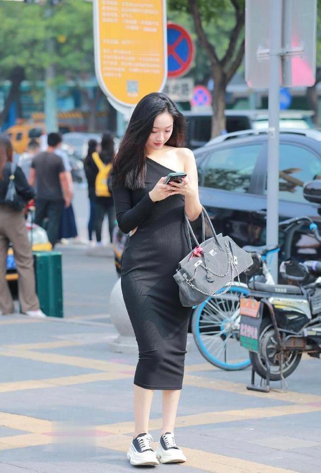 美女一身斜肩连衣裙,走在大街上更能展现出个性气质