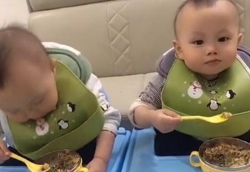 双胞胎|“糊涂蛋哥哥”错把饭喂到弟弟嘴里,瞬间慌了“小手一摊”萌化了