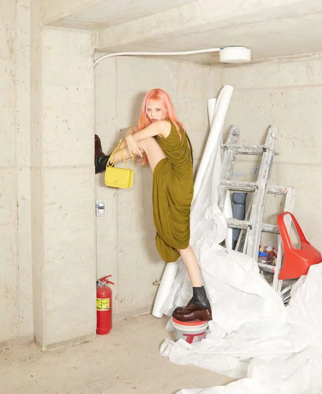 蕾丝|黑白灰穿腻了？今夏这6组彩色穿搭超显白，回头率100%