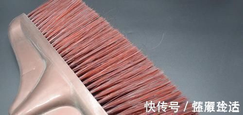 胶带|扫把上粘满了头发,试试这个方法,不脏手又方便,邻居见了纷纷学