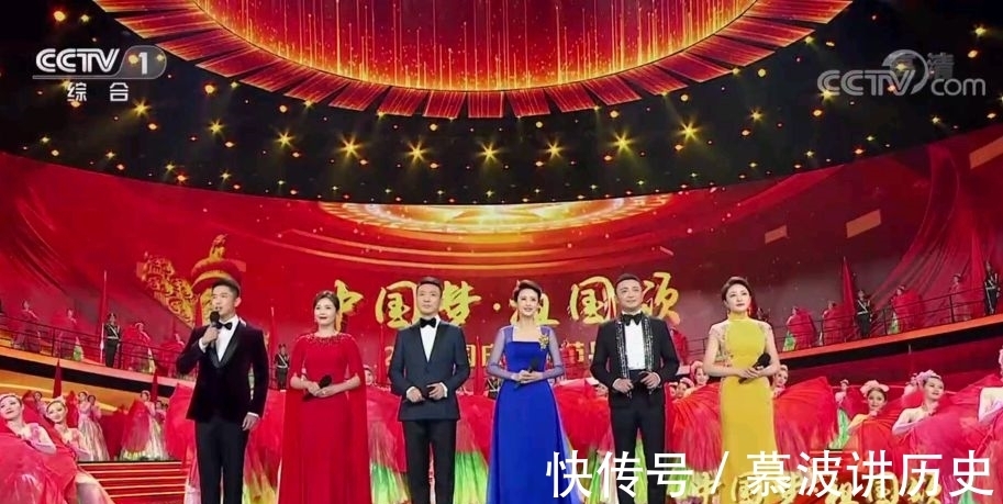 小孩|白影亮相《正点财经》,自称“笨小孩”,董卿赞其有文艺主持气质