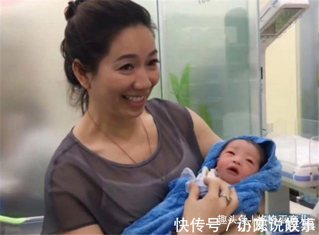 颜值|外婆第一次抱外孙,医生却被外婆颜值吸引,网友真的是外婆吗