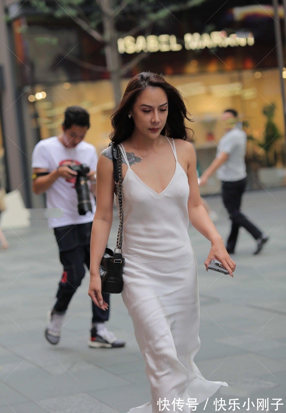 衣服|姑娘的衣服“花里胡哨”，现在的妹子还真敢穿！
