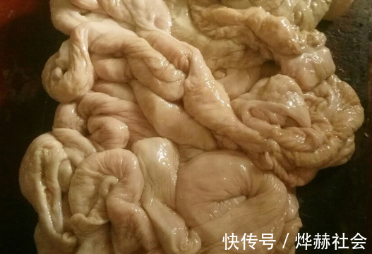 爆炒猪大肠|清洗猪大肠，别只会加醋，教你一招，大肠不油腻，腥臭味自动去除