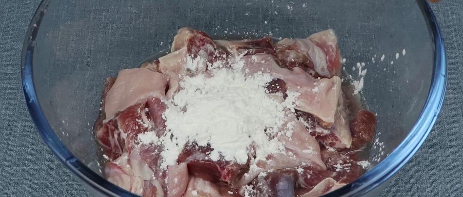 洗羊肉时,只用清水洗是错误的,加入3样东西,羊肉干净又没膻味!