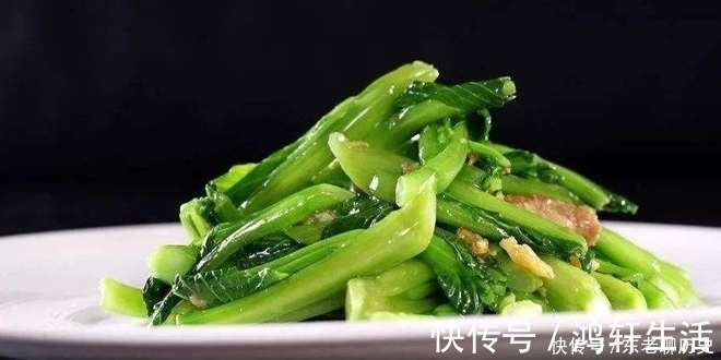 炒青菜时,加冷热水都是错误的,试着加点它翠绿不发黑