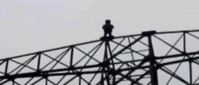 高压塔|9岁男孩赌气爬上70米高压塔, 导致电网瘫痪, 男孩 不让我玩游戏!