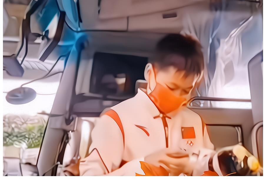 站在大巴车门口收礼物!全红婵拆开包装袋,没拿稳让礼物掉地上了