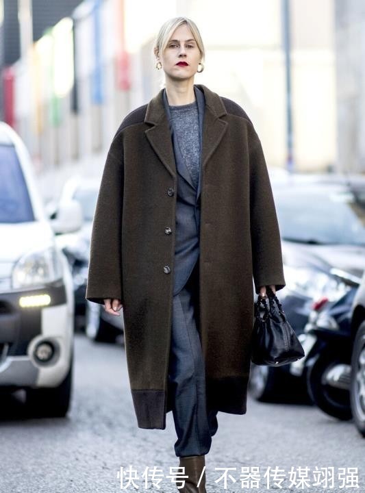 今年大衣流行这样穿,造型很显气场,内搭的处理很关键