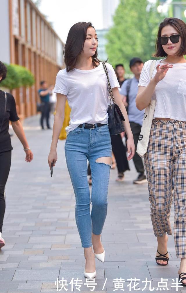 为了把牛仔裤穿出犀利裤的赶脚,刻意在裤腿上剪了一剪子