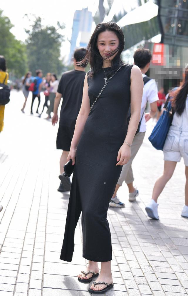 街拍身穿黑色紧身裙小美女,婀娜多姿的好身材,美艳动人