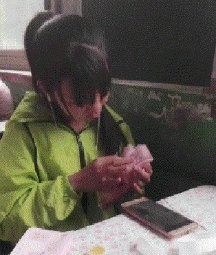 |搞笑GIF:老婆太厉害了 她说这样晾衣服干的比较快