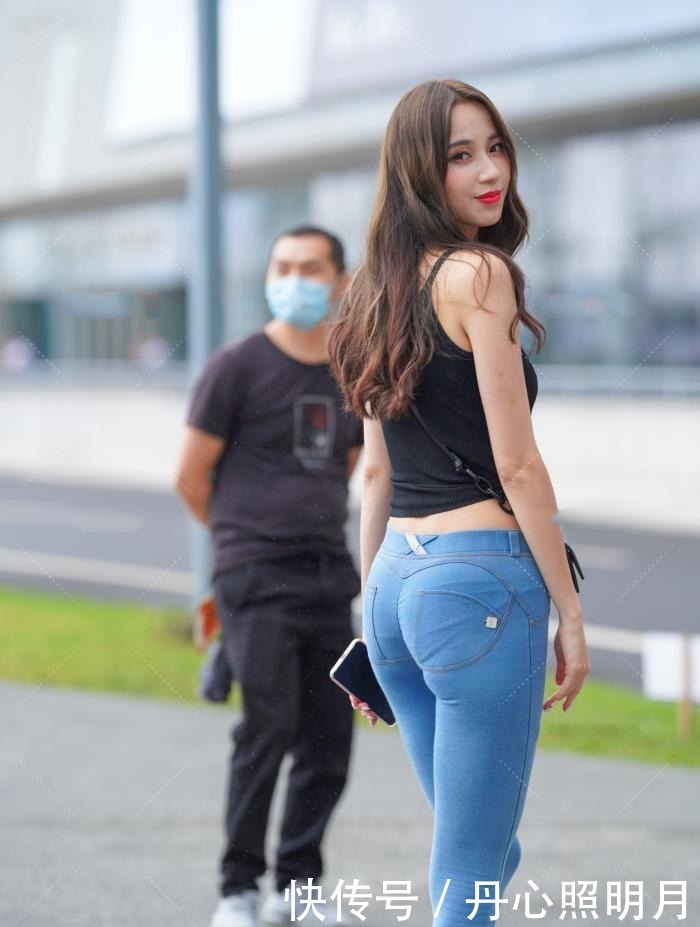 黑色针织T恤搭紧身牛仔裤,层次感就出来了,尽显柔情少女风范儿