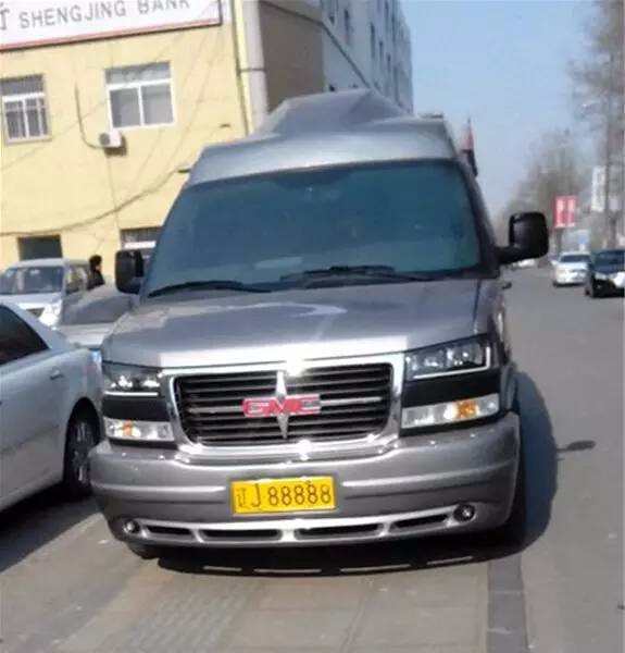 辽b88888 据说是思聪他爸万达集团董事长王健林的车!