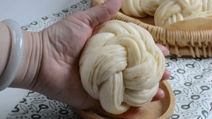 发面|教你做个绣球花卷，又白又嫩又暄软，发面多加一料，面团高又白