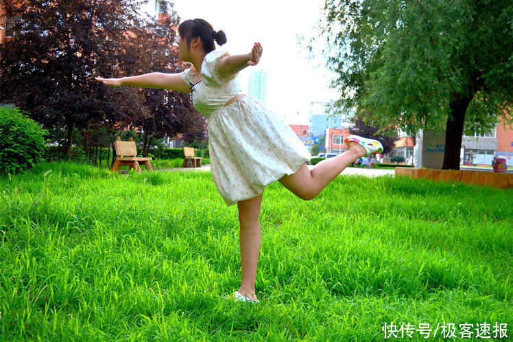 夏日出街好搭档，回弹给力不踩屎，咕咚运动舒缓拖鞋体验