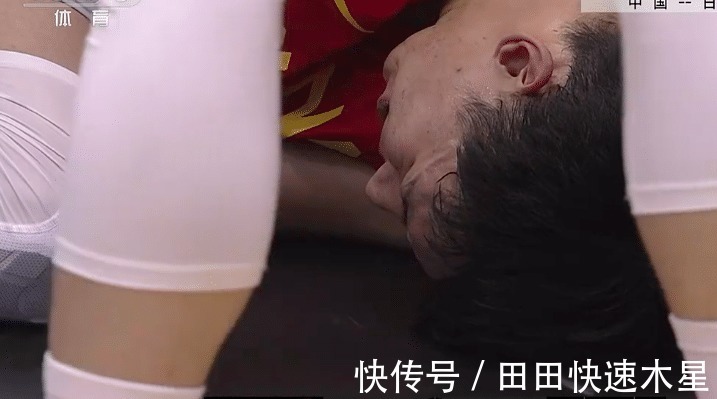 队医|意外!周琦封盖落地不慎崴脚,队医进场治疗随后被队友搀扶出场