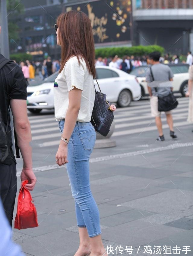 慵懒 米黄色的上衣,搭配九分蓝色牛仔裤,帅气潇洒又时尚!