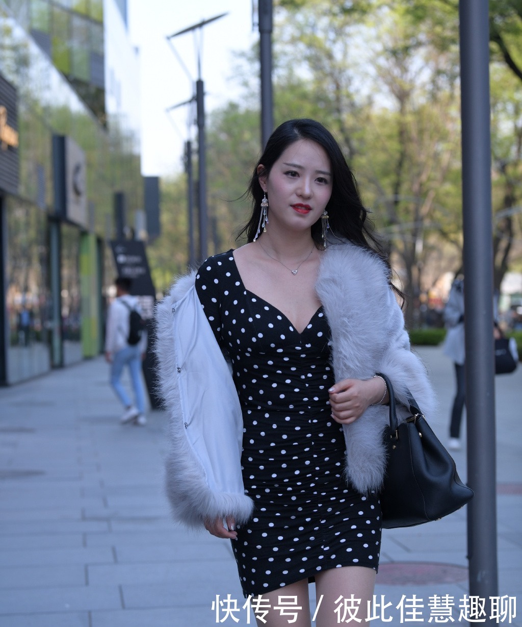 气质短裙搭配皮草衣,既有气质又秀腿,轻松穿出时尚“轻奢风”!