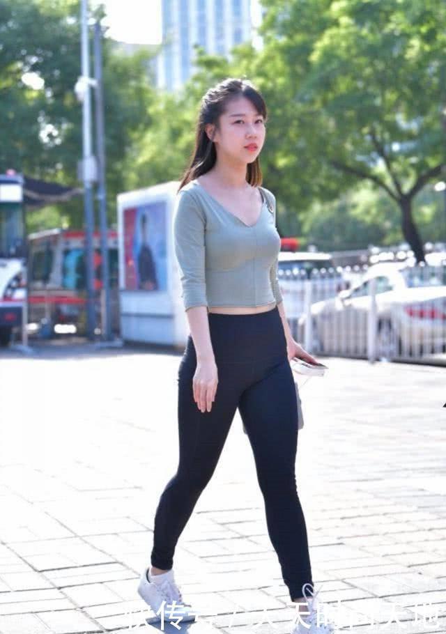 街头风|街拍,瑜伽裤搭配浅绿色上衣,很有街头风