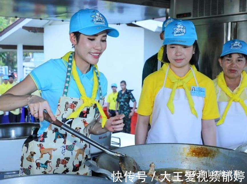 哇集拉隆功$苏提达熟知中华文化,穿中国红炫耀地位,给诗妮娜穿“妾室粉”