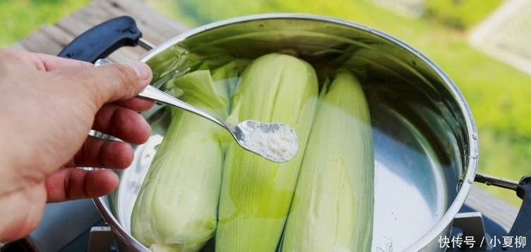 多汁|做水煮玉米,不要直接下锅!多加这一步,玉米鲜嫩多汁更香甜