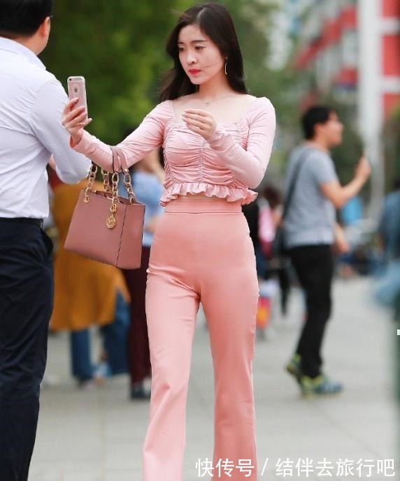 宽松 粉红长袖褶皱长衬衫搭配粉红阔脚宽松长打底裤,时尚,减龄!