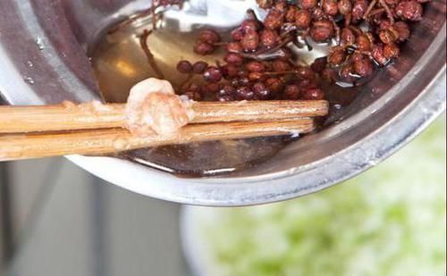 饭店|调肉馅时,用料酒去腥就错了,看看饭店的做法,肉馅鲜嫩又多汁