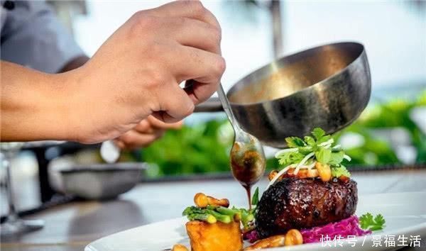同样一块牛排，西方厨师尝一口试味道，为何看不出有吃过的痕迹