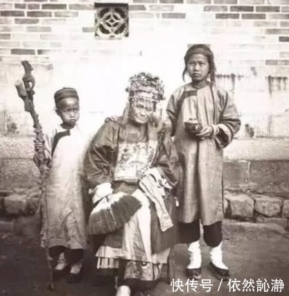 吃力|晚清罕见老照片:苦工吃力锯树桩,图3花园中午睡的女子