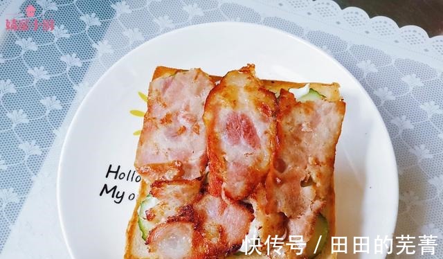 芝士培根煎蛋三明治|超简单的早餐自制三明治，这样做营养均衡又美味，完胜外卖~！